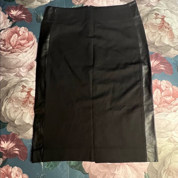 Black midi skirt with faux leather panels - Picture 3 of 11